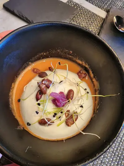 Gaspacho tomate fraises pêches avec un espuma d'artichaut