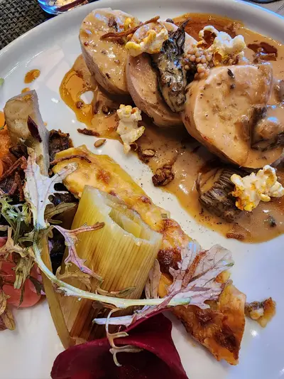 Pintade farcie au foie gras et morilles Jus de foie gras et morilles Déclinaison de légumes et purée de patates douces