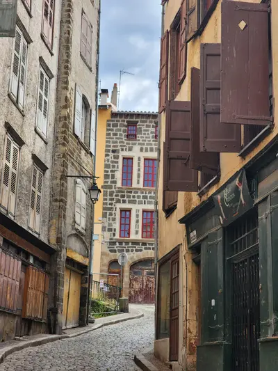 Le puy en velay petite rue pavee scaled