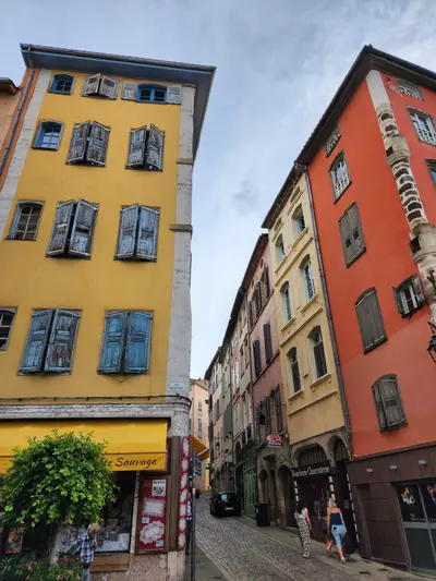 Le puy en velay rue maisons scaled