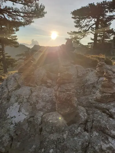 Lever de soleil sur la roche