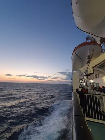 Canot de sauvetage dans le lever du soleil