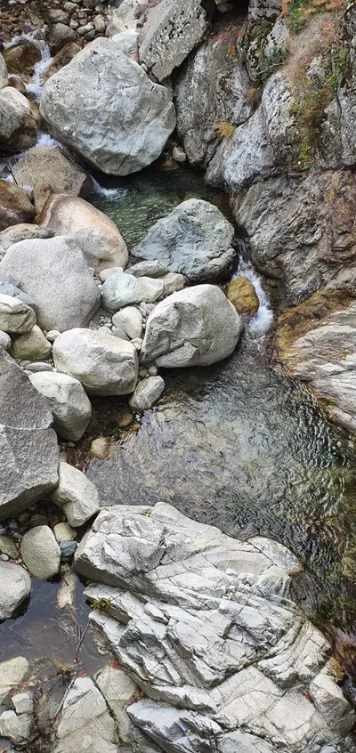Vue de haut du lit d'une rivière