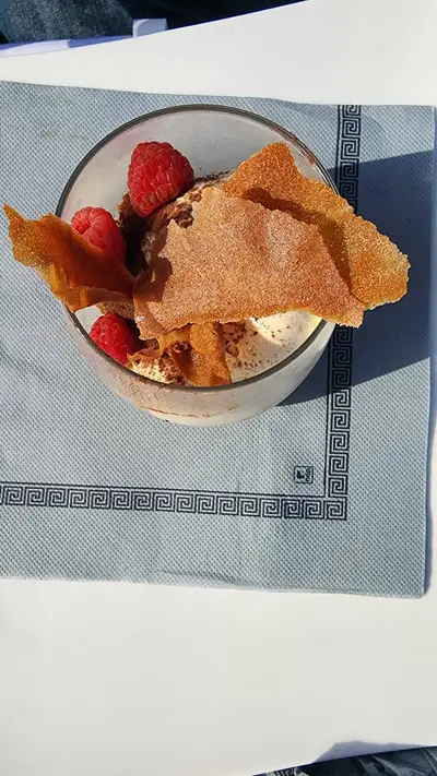 dessert tiramisu avec des framboises