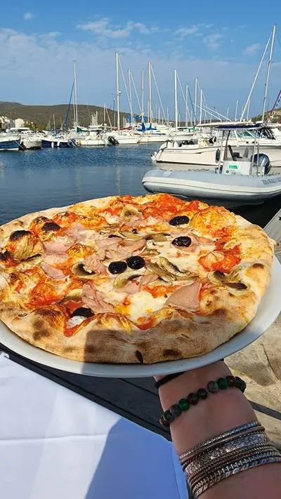 Pizza devant le port