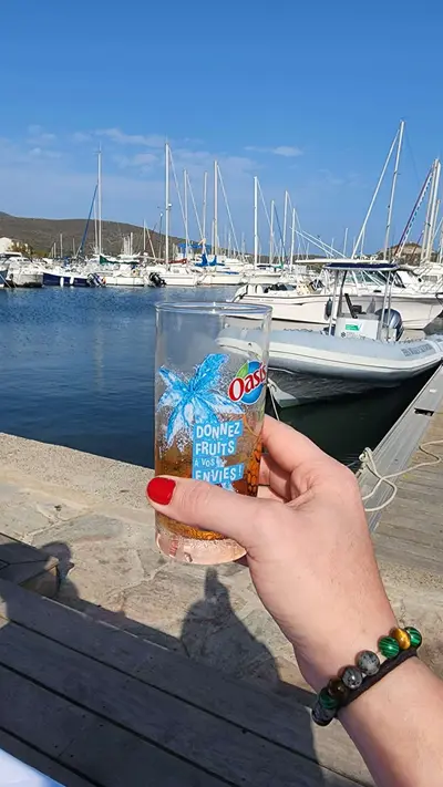 Verre de thé devant le port