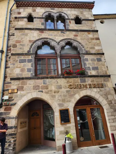 Façade d'une crèmerie à Brioude