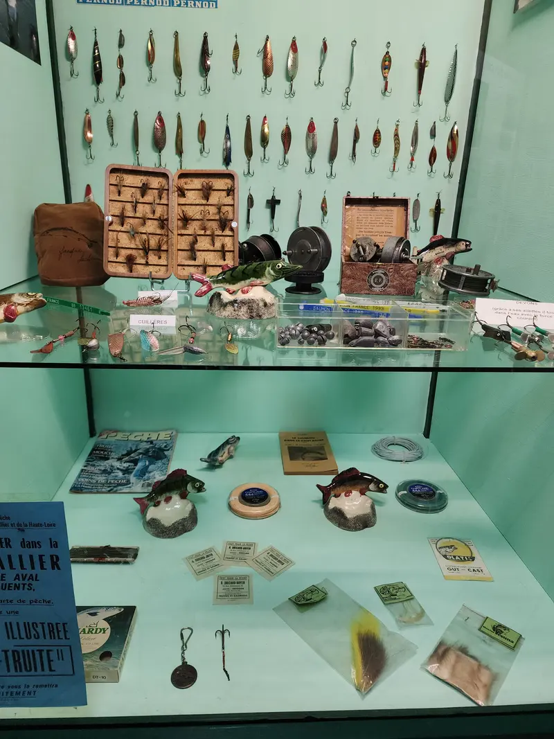 Matériel de pêche exposé à la maison du Saumon et de la Rivière à Brioude