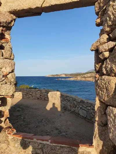 Vue à travers une ouverture sur la mer