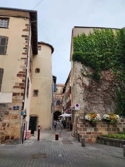 Maison avec une tour à Brioude