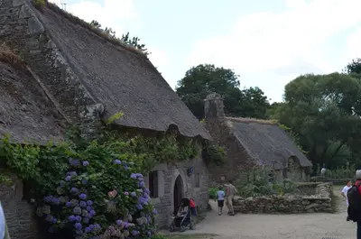 Maison à toit de chaume au village Poul-Fetan