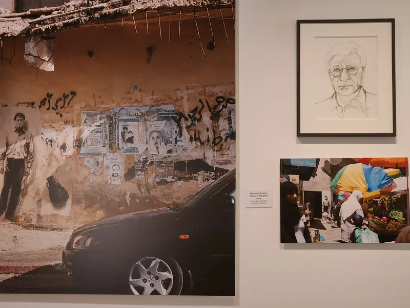 Collage de Mahmut Darwich réalisé par Ernest Pignon visible au Doyenné à Brioude