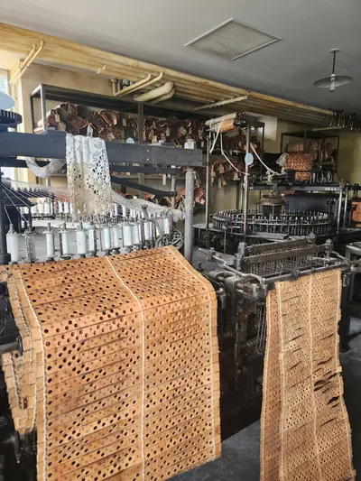 Atelier avec métiers mécaniques au musée des manufactures de dentelles de Retournac