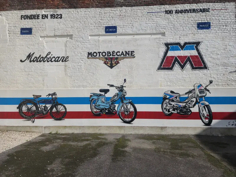Mur avec des peintures de modèles Motobécane