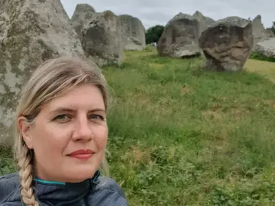Moi devant les Alignements de Carnac