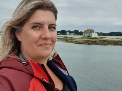 Moi devant maison isolée sur l'îlot Saint Cado