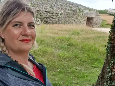 Moi devant le dolmen de la table des marchands