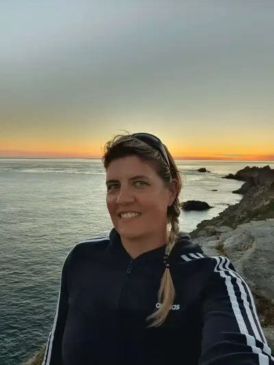 Moi à la pointe du raz avec coucher de soleil