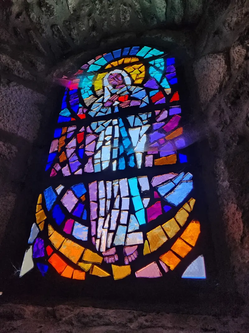 Vitrail dans l'église de Moudeyres