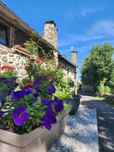 Jardinière dans le village de Moudeyres