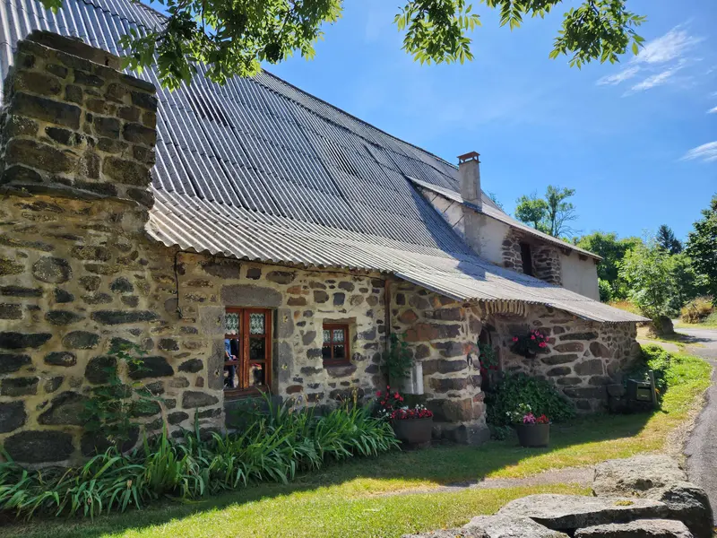 Maison avec un toit en tôles
