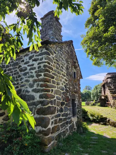 Ferme Perrel avec un arbre