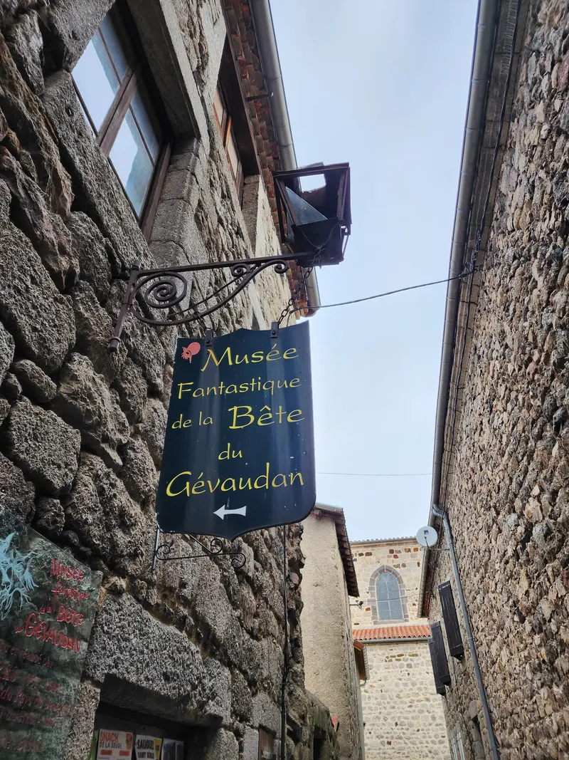 Musee fantastique bete gevaudan saugues devanture