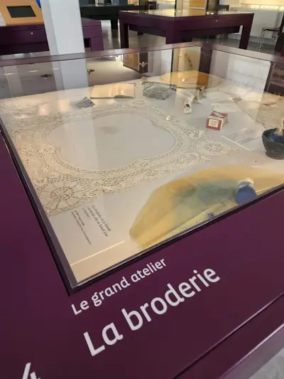 Broderie sur dentelle au musée de Retournac