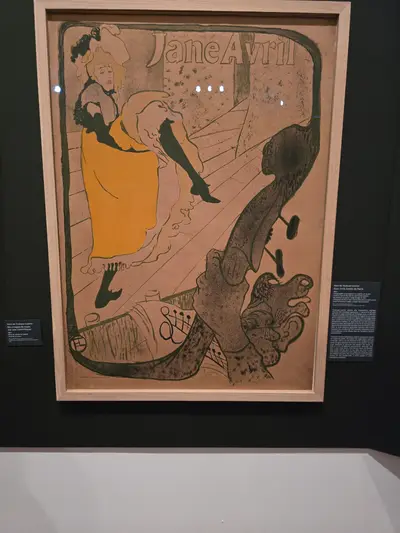 exposition temporaire sur les affiches: dame en jaune