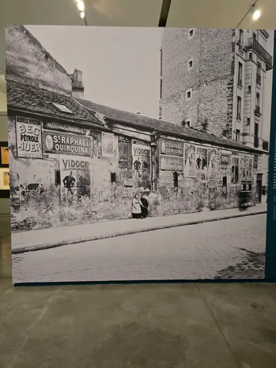 exposition temporaire sur les affiches: photo en noir et blanc