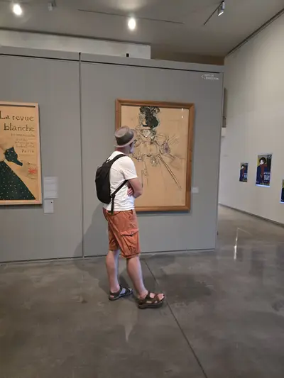 exposition temporaire sur les affiches: visiteur avec un chapeau