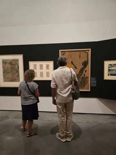 visiteurs de l'exposition temporaire sur les affiches