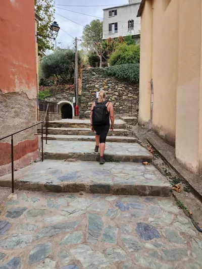 Florandophoto dans les rues de Nonza
