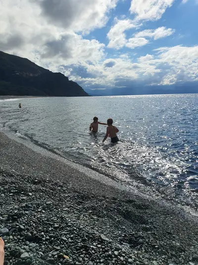 Enfants qui jouent dans l'eau à Nonza