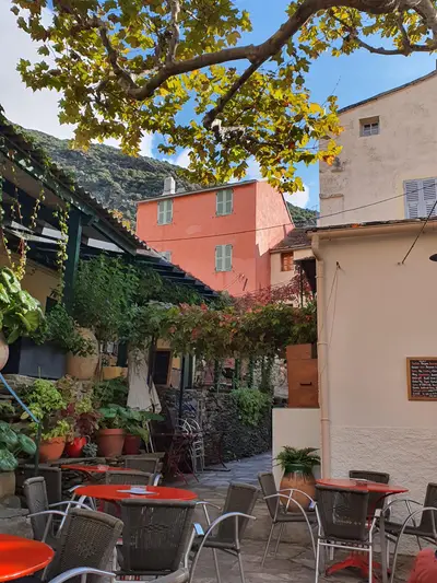 Terrasse d'un café à Nonza