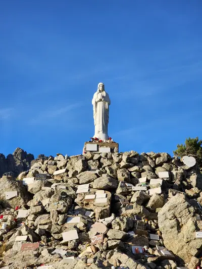 Notre-Dame de Bavella sous un ciel bleu
