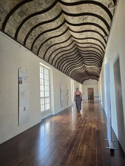 florence dans un couloir