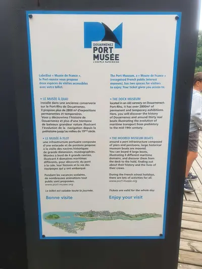 Pancarte port musée de Douarnenez