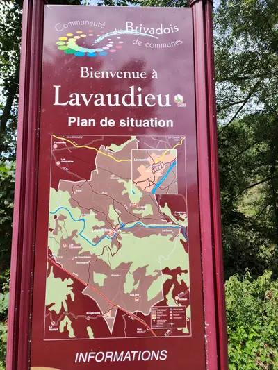 Panneau d'accueil du village de Lavaudieu