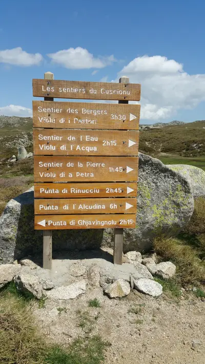 Panneaux sur les différentes randonnées et leur durée