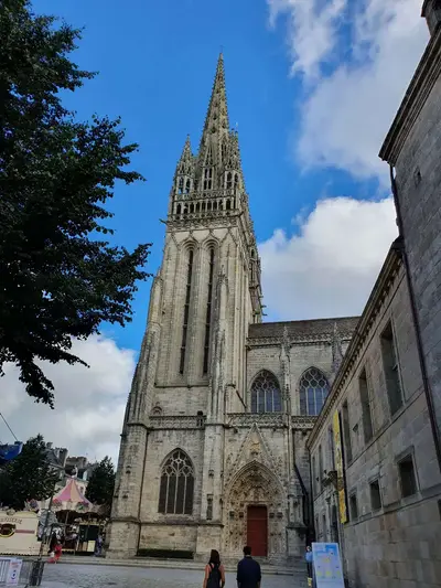 Parvis extérieur cathédrale Saint Corentin à Quimper