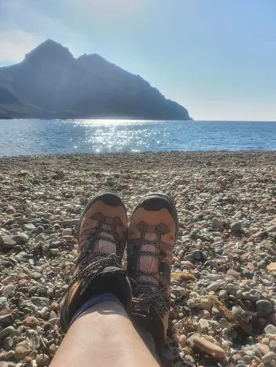 Chaussures de randonnée sur la plage de Girolata