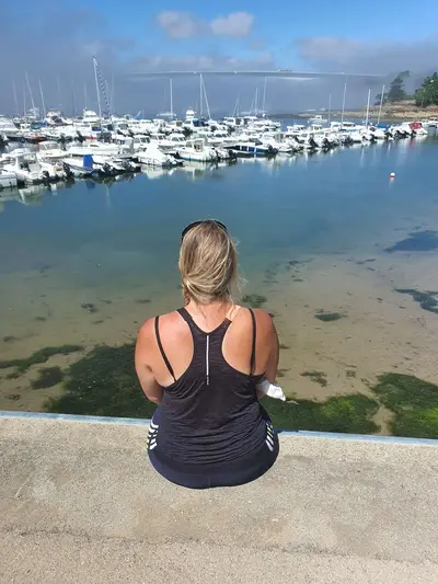 Assise au port de Plaisance de Bénodet