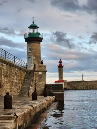Vue sur les deux phares de l'entrée du port