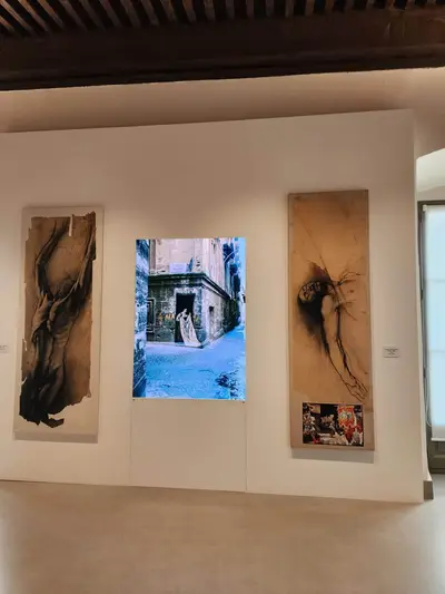 Position christique collage Ernest Pignon au Doyenné à Brioude