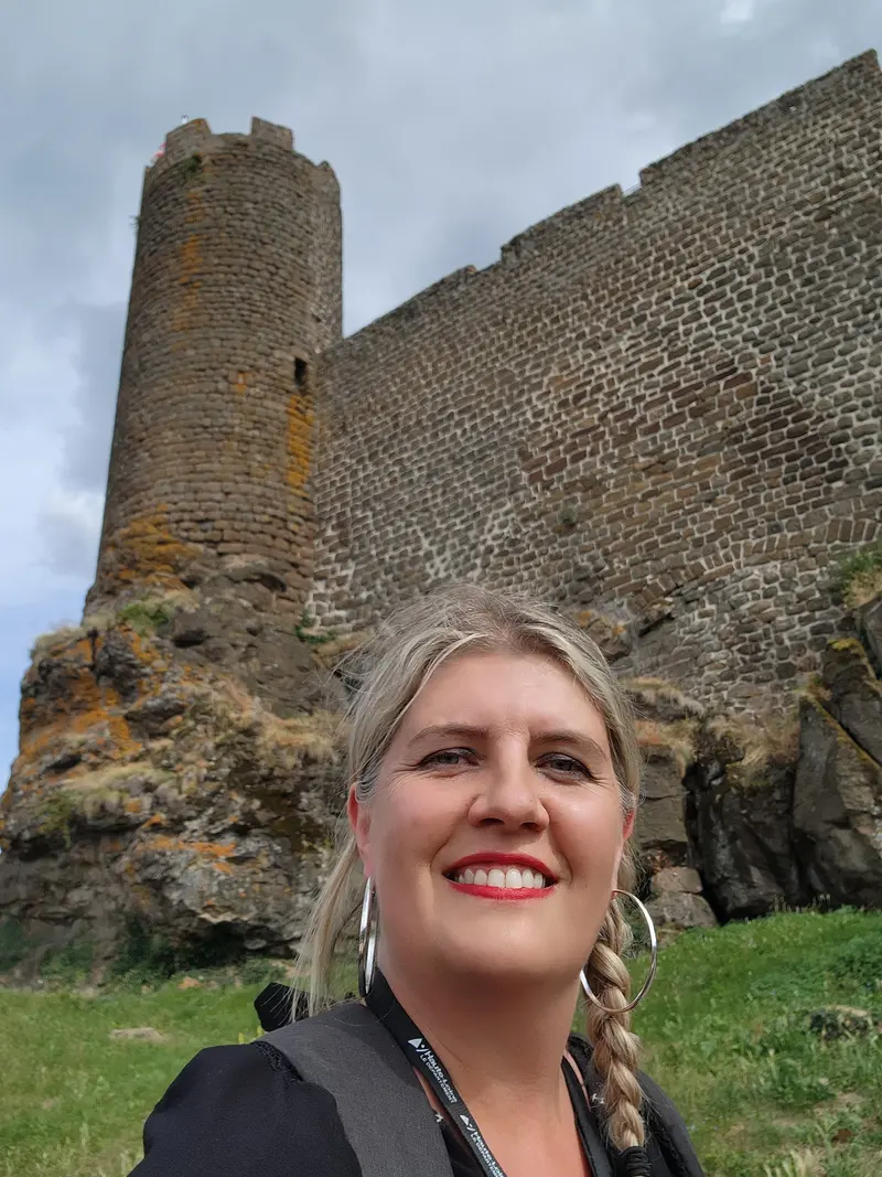 Au pied de la forteresse