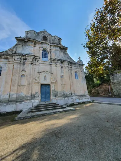 Eglise avec une porte bleue