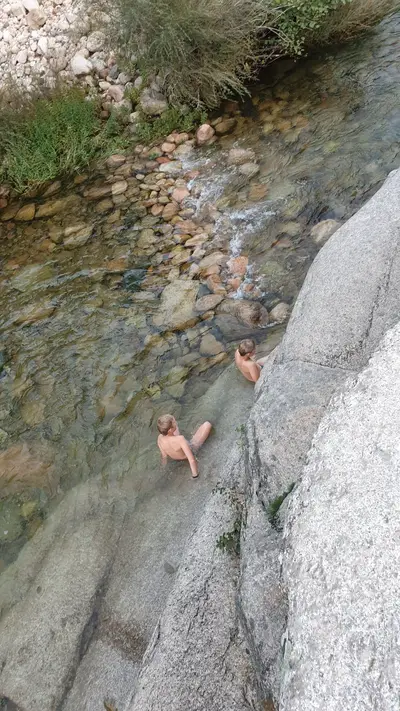Enfants qui font du toboggan sur la roche