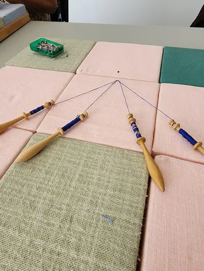 Placement des fuseaux sur le carreau à l'atelier dentelle de Retournac