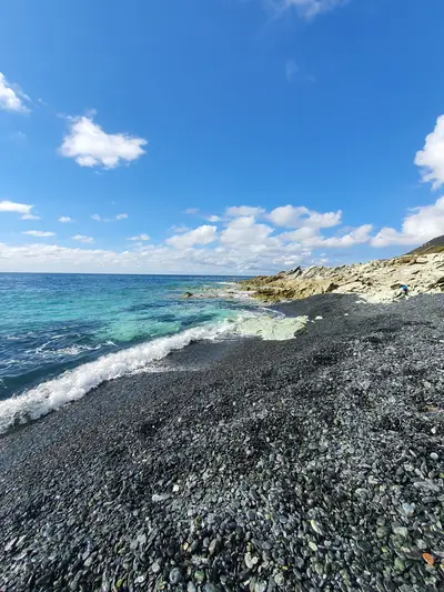 Plage de Nonza et ses petits galets noirs